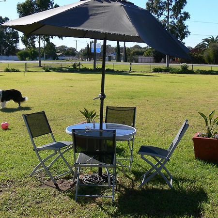 Settlement Motor Inn Deniliquin Exteriör bild