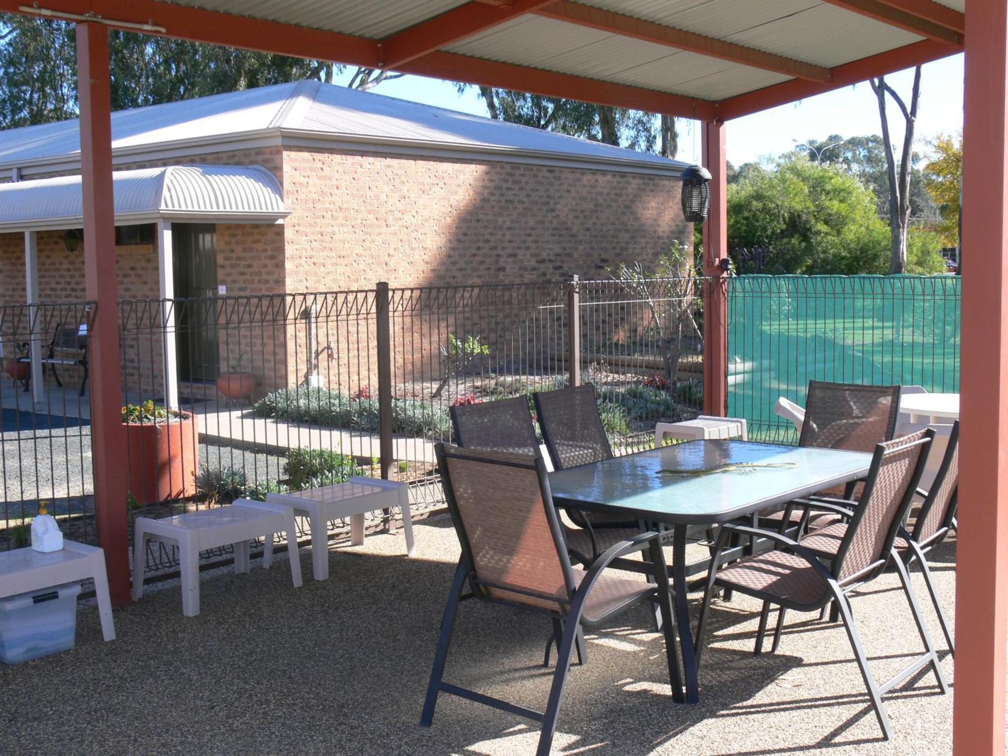 Settlement Motor Inn Deniliquin Exteriör bild